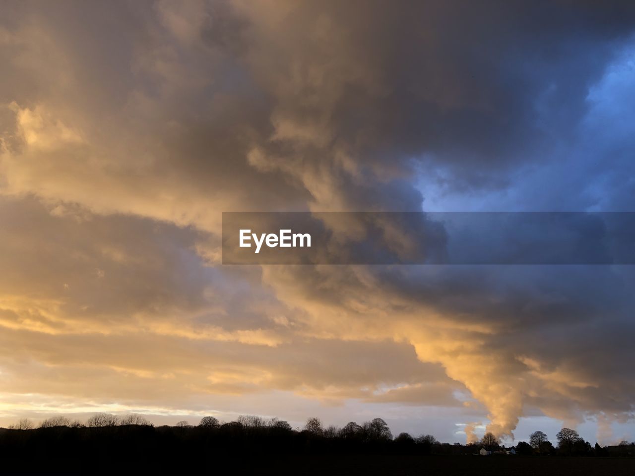 SCENIC VIEW OF DRAMATIC SKY OVER SILHOUETTE LANDSCAPE DURING SUNSET