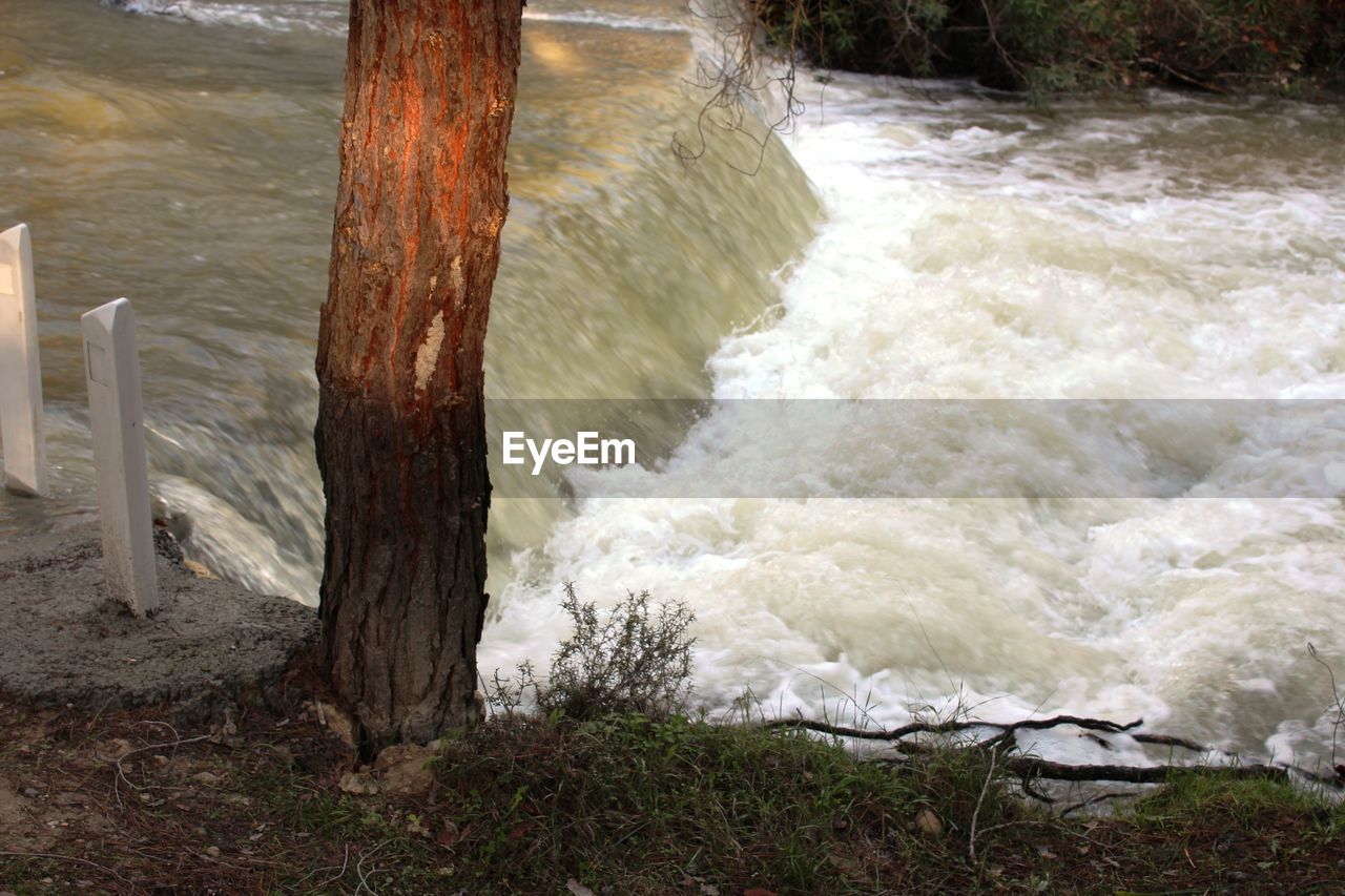 WATER FLOWING IN SEA