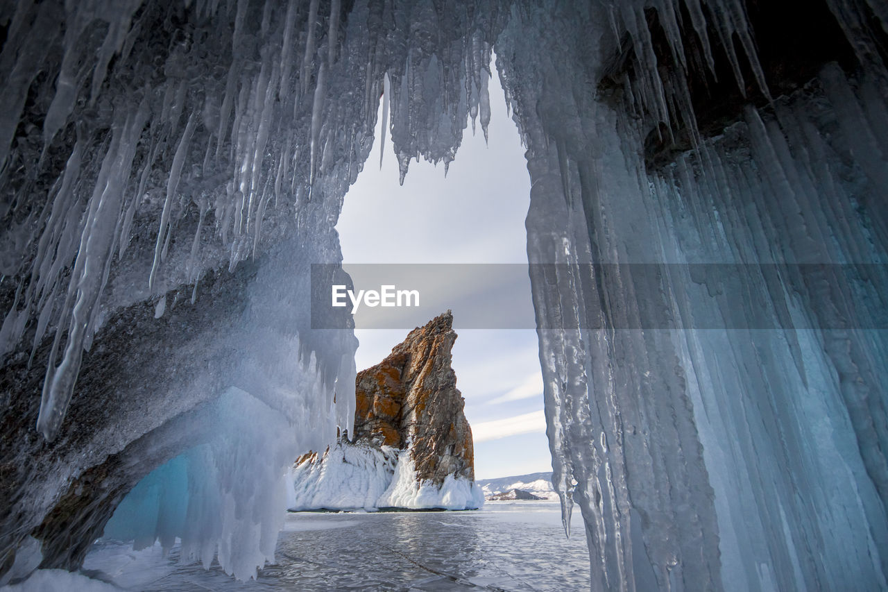 SCENIC VIEW OF FROZEN SEA AGAINST SKY