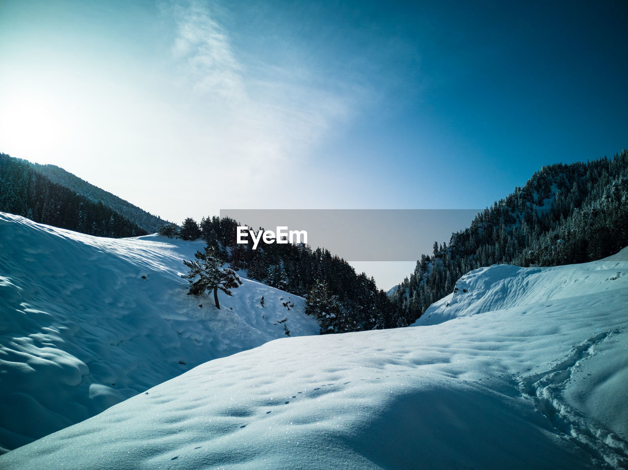 SNOW COVERED MOUNTAINS AGAINST SKY