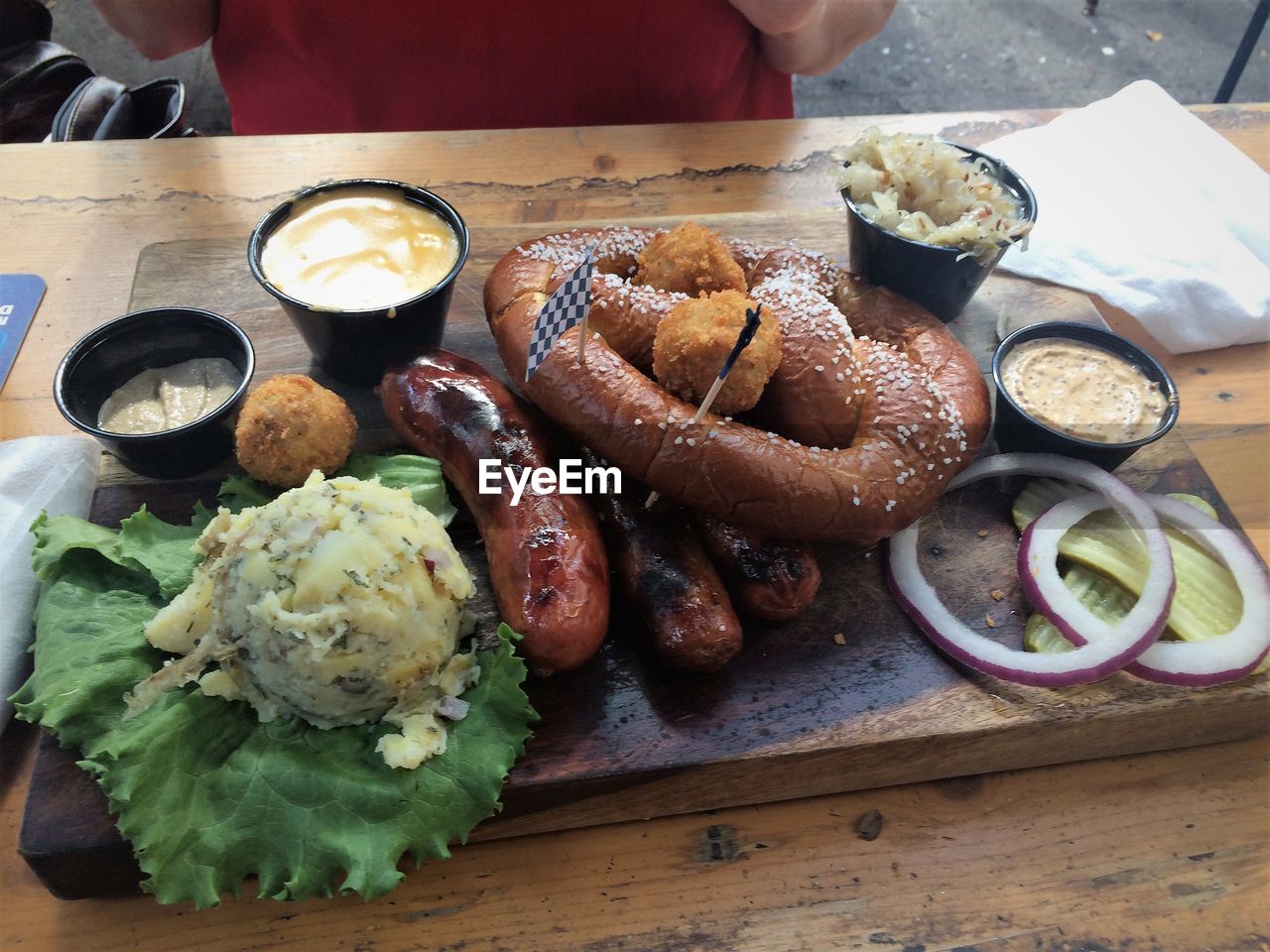 HIGH ANGLE VIEW OF FOOD ON TABLE