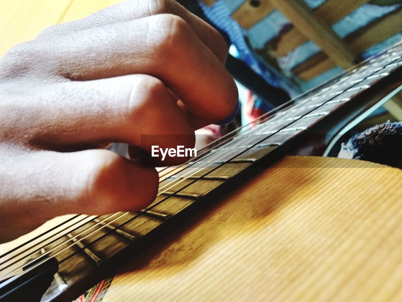 CLOSE-UP OF PERSON HAND HOLDING CAMERA