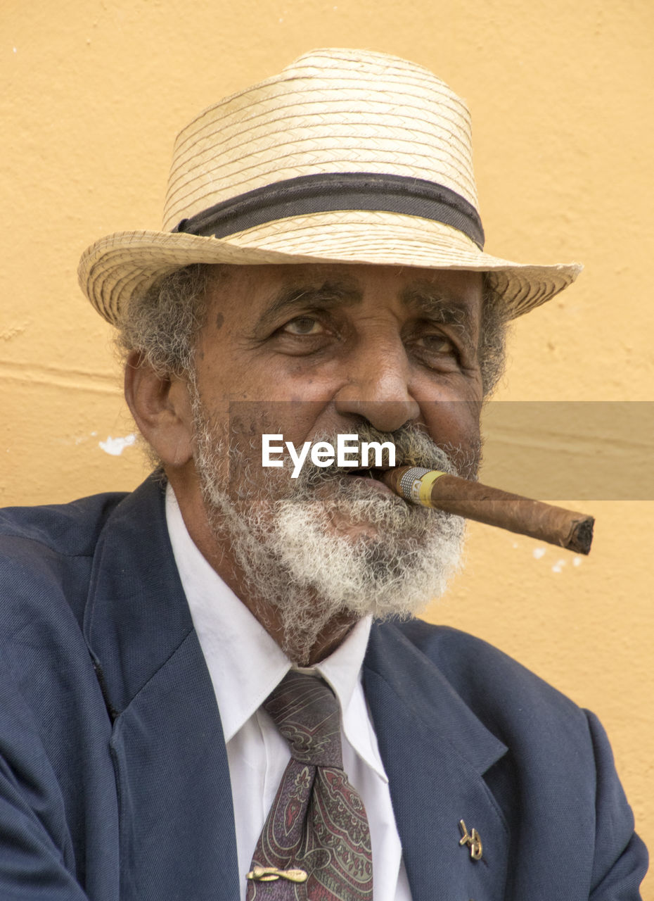 CLOSE-UP PORTRAIT OF MAN WITH CIGARETTE SMOKING