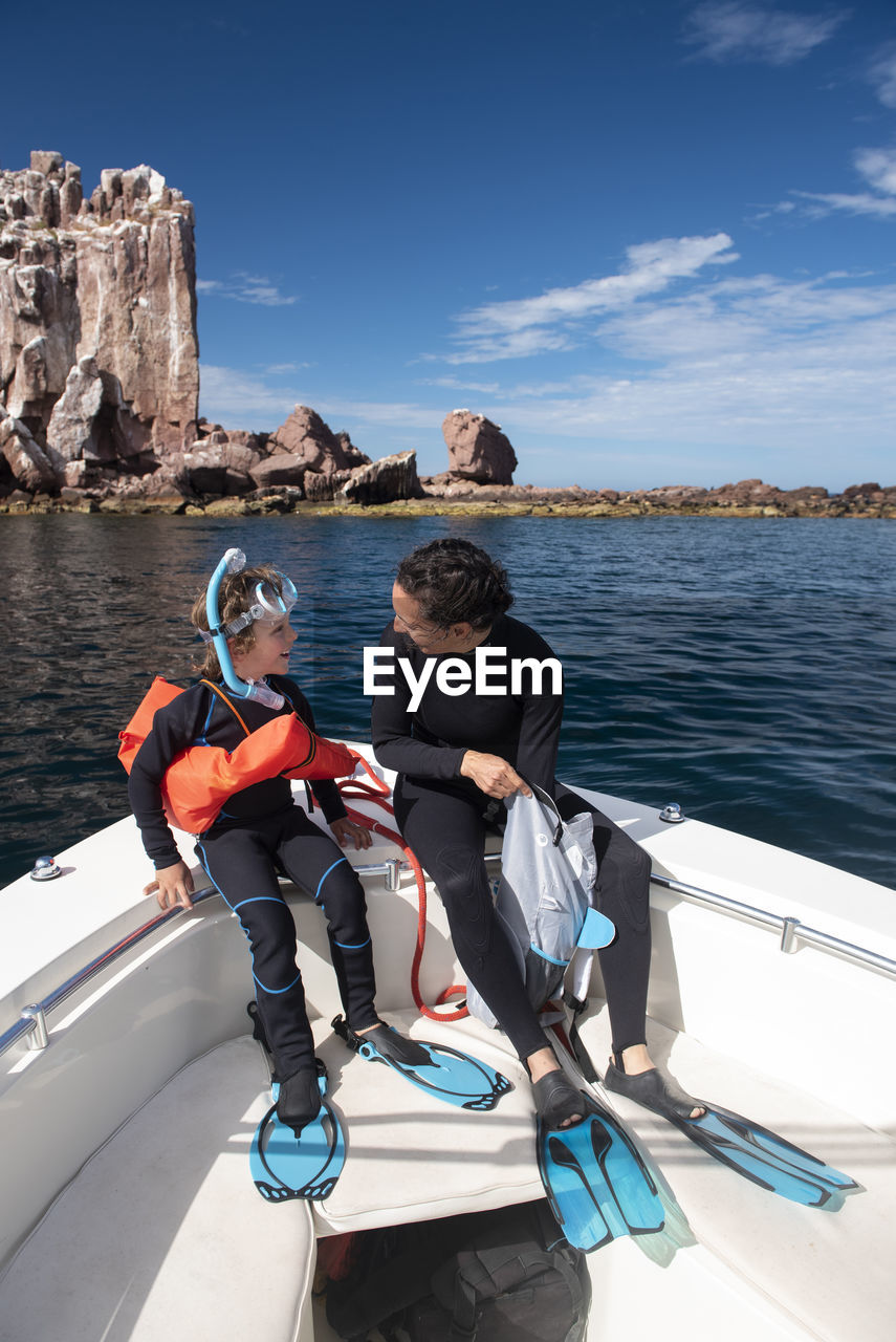 A mom and her son getting ready to snorkel at espíritu santo island.