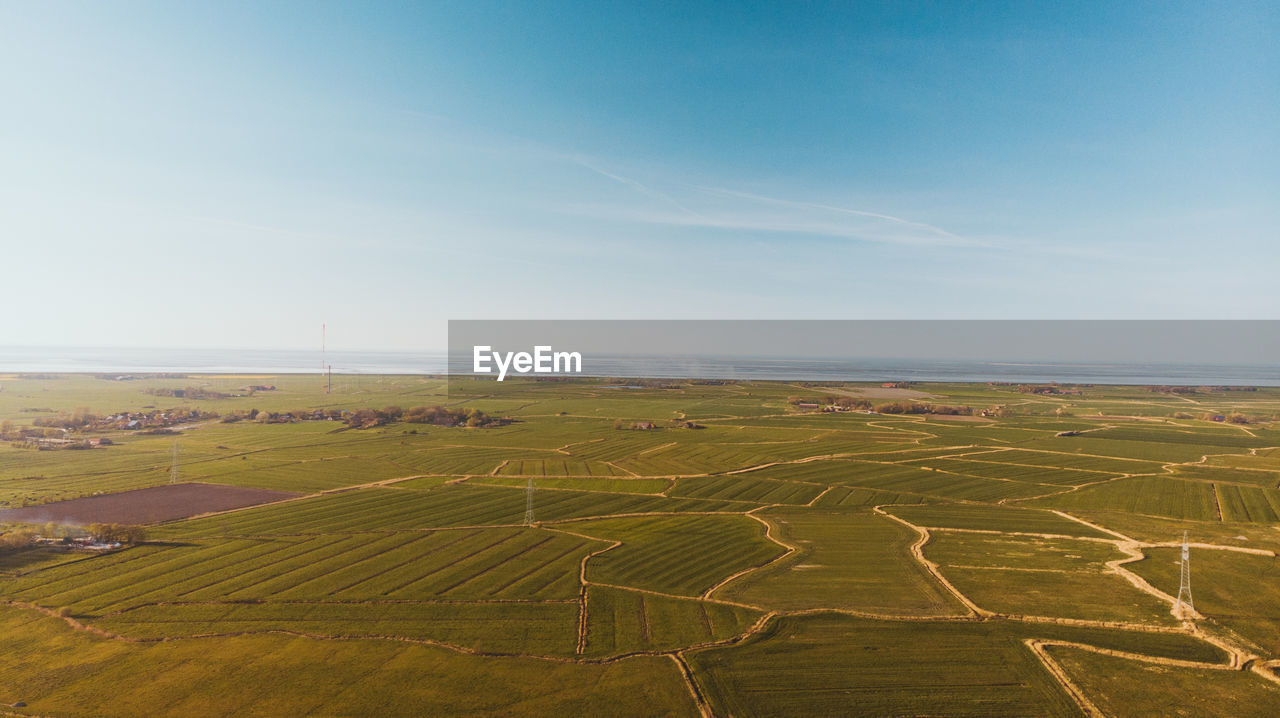 SCENIC VIEW OF AGRICULTURAL LANDSCAPE AGAINST SKY