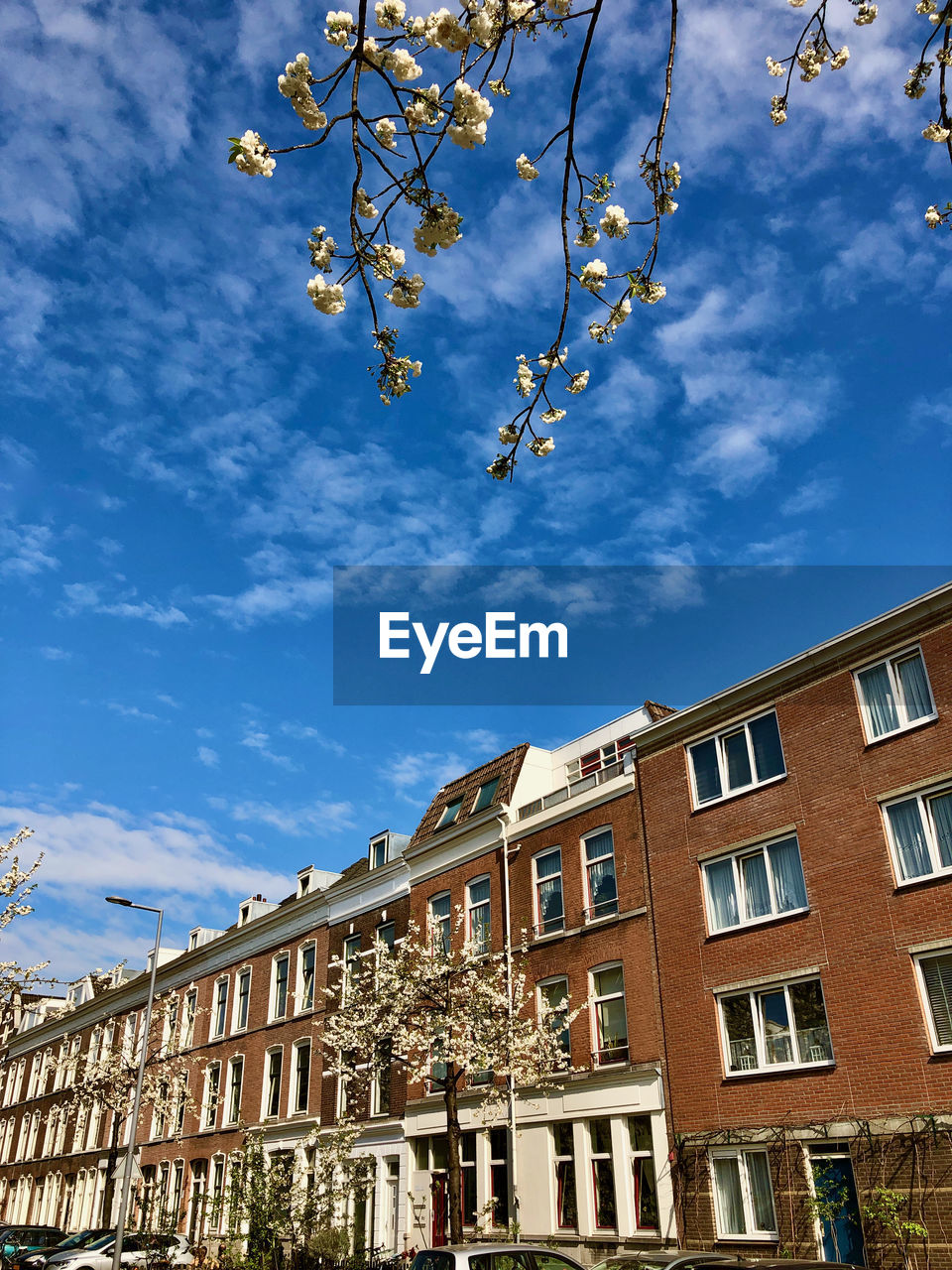 LOW ANGLE VIEW OF RESIDENTIAL BUILDING AGAINST SKY