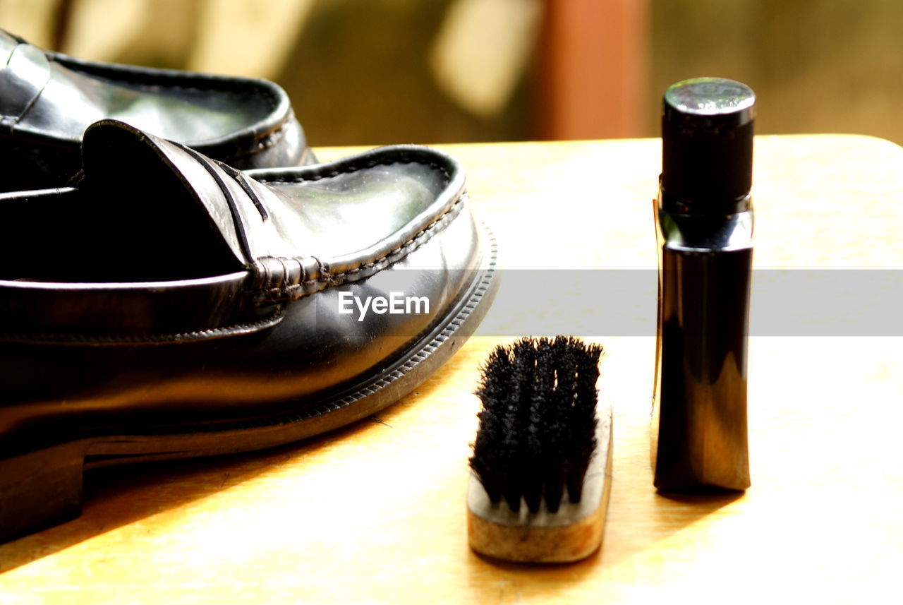 HIGH ANGLE VIEW OF BLACK AND COFFEE ON TABLE IN CONTAINER