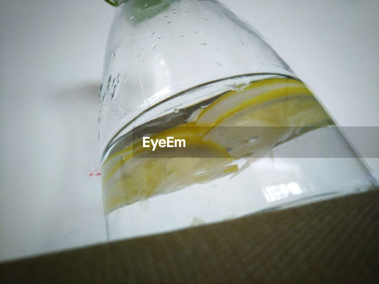 CLOSE-UP OF LEMON IN WATER