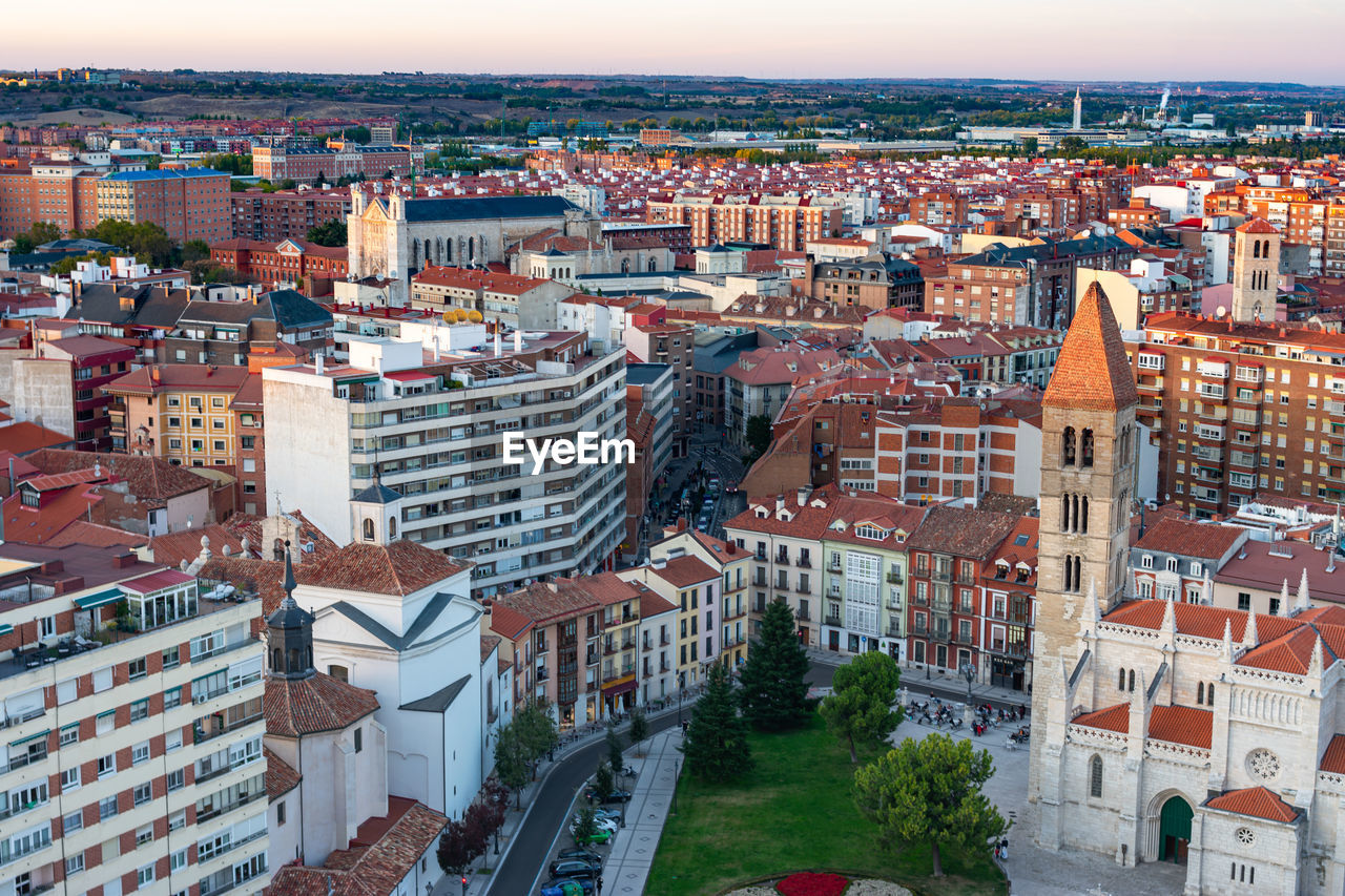 HIGH ANGLE VIEW OF RESIDENTIAL BUILDINGS IN CITY