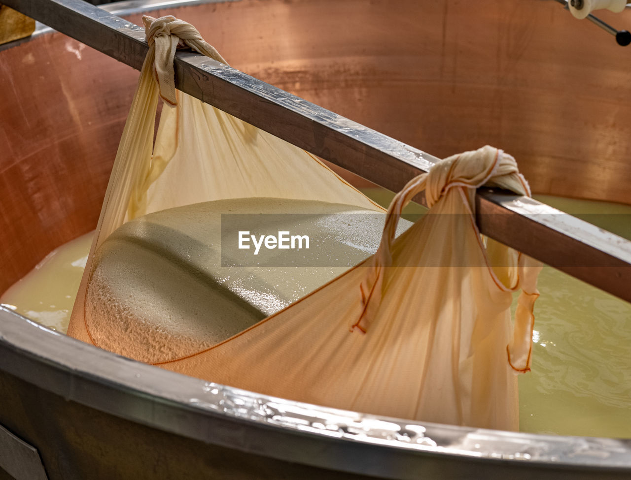 HIGH ANGLE VIEW OF FOOD IN KITCHEN