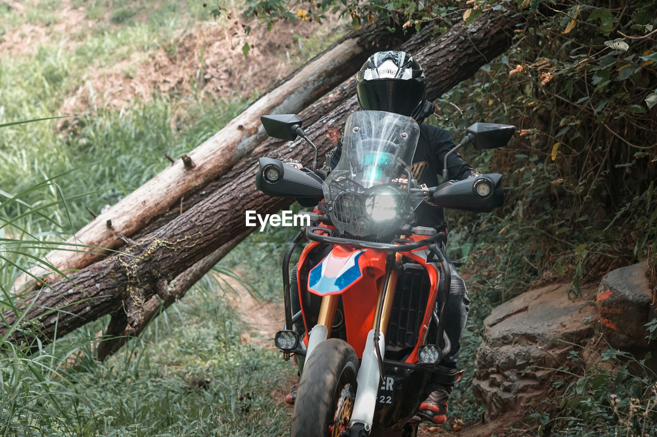 HIGH ANGLE VIEW OF MOTORCYCLE ON FIELD