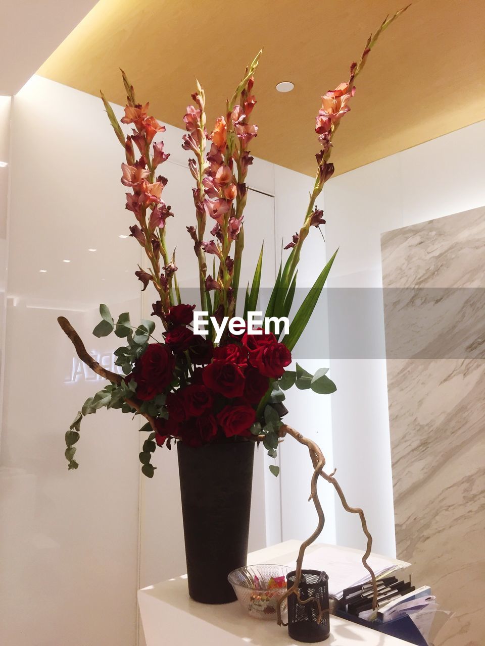 CLOSE-UP OF FLOWER VASE ON TABLE