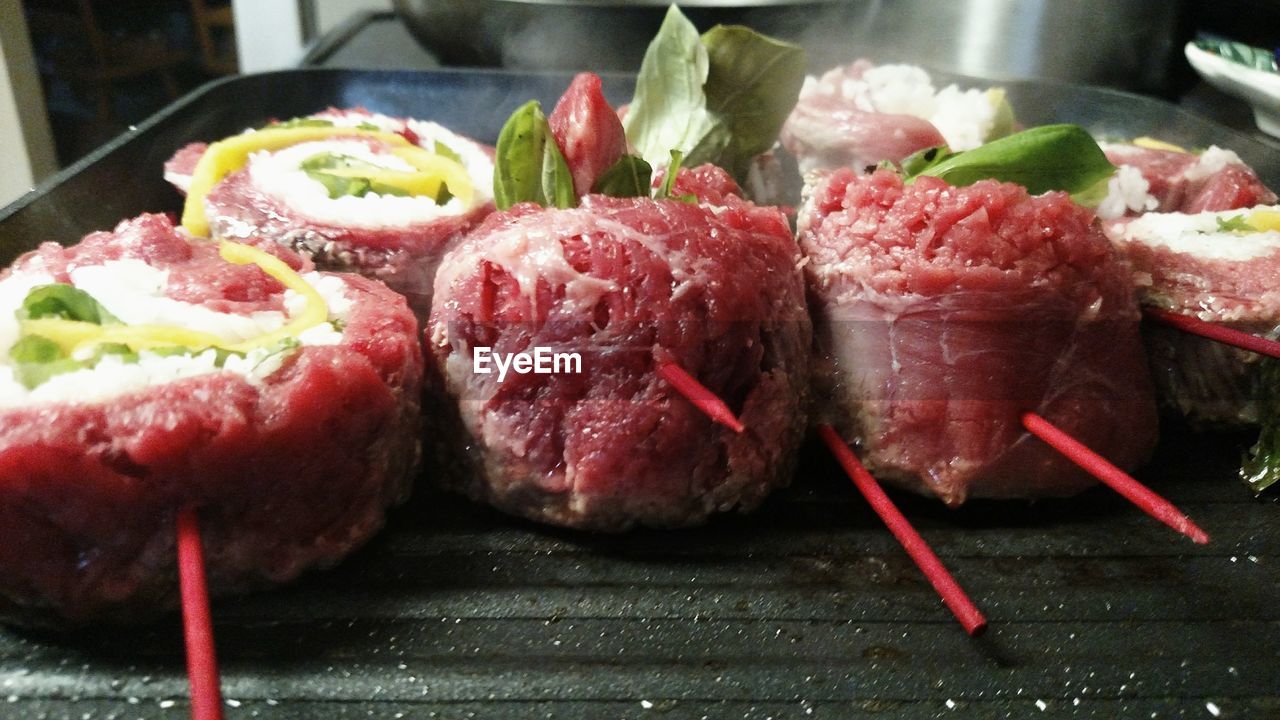 CLOSE-UP OF FOOD ON RED PLATE