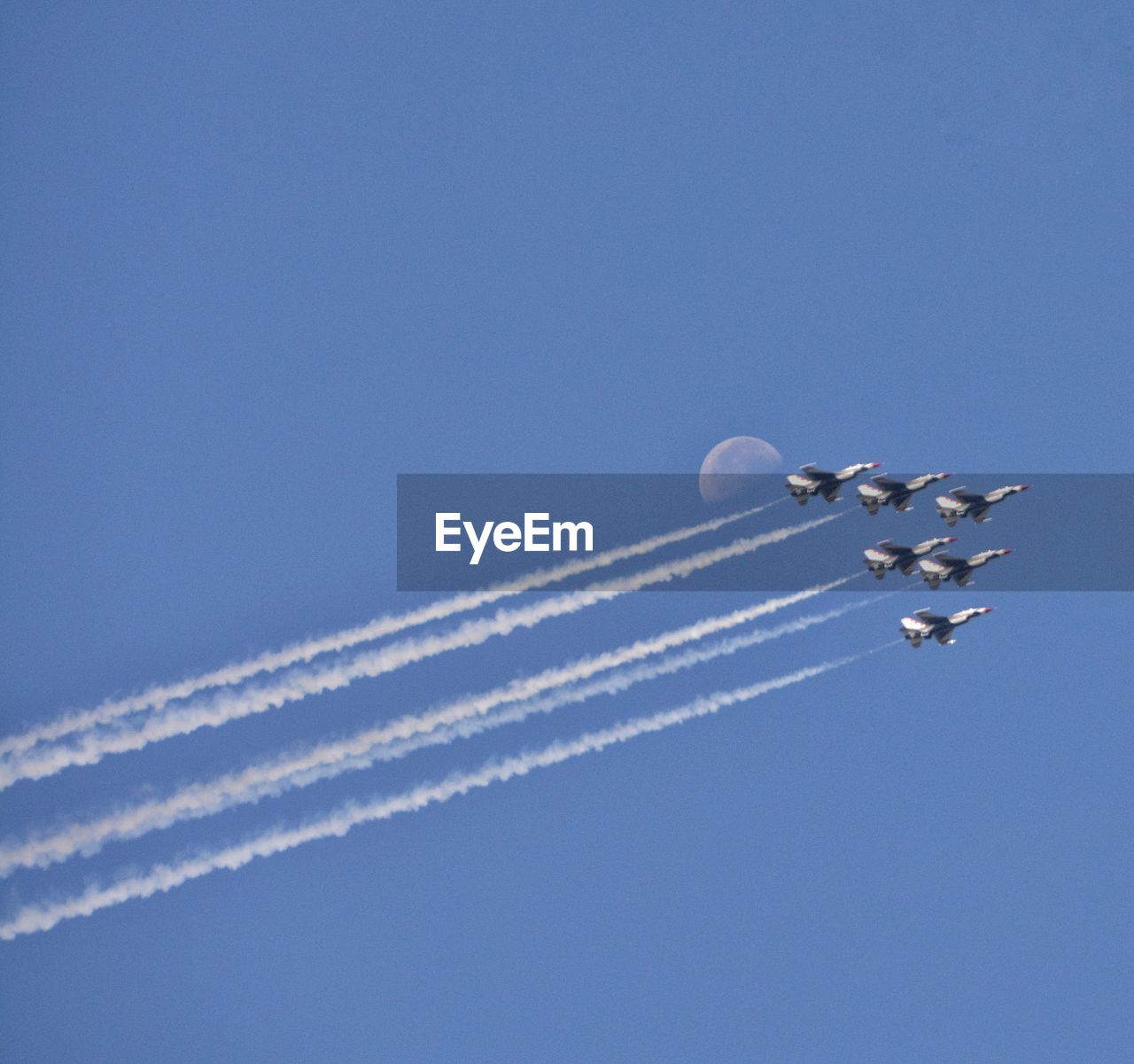 LOW ANGLE VIEW OF AIRPLANE FLYING AGAINST SKY