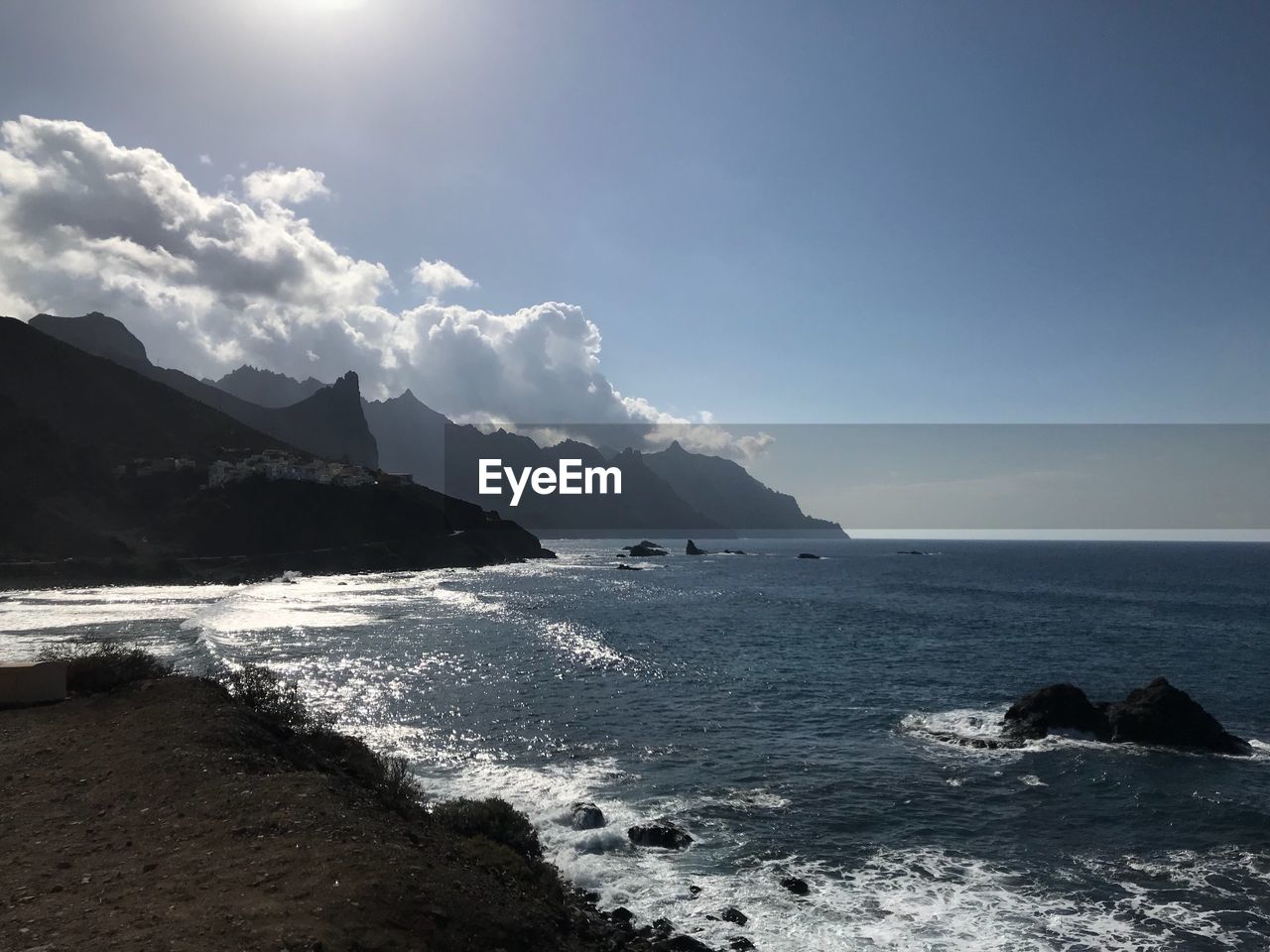 SCENIC VIEW OF SEA BY MOUNTAIN AGAINST SKY