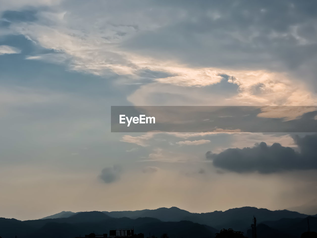 LOW ANGLE VIEW OF DRAMATIC SKY OVER SILHOUETTE MOUNTAINS