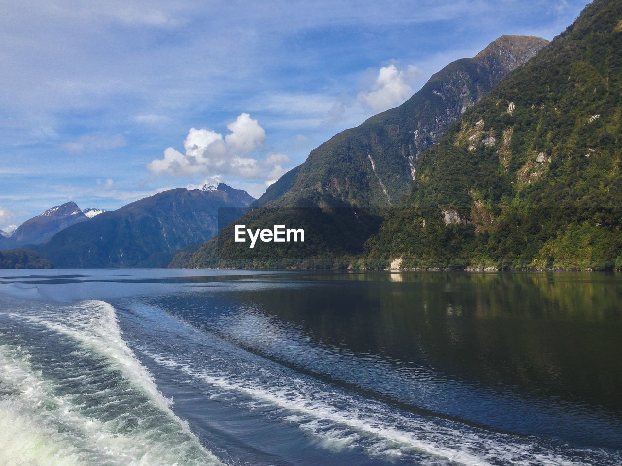 SCENIC VIEW OF SEA AGAINST MOUNTAINS