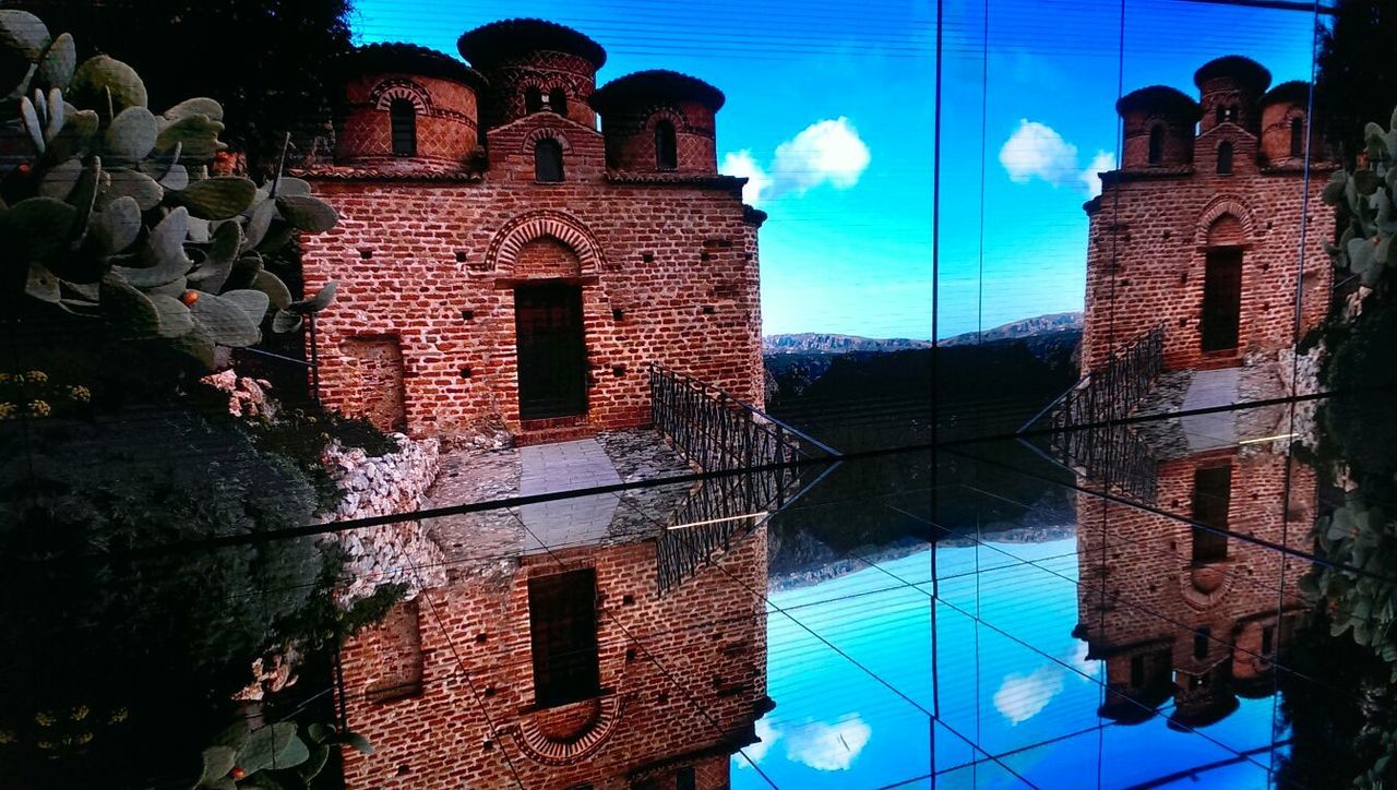 LOW ANGLE VIEW OF BUILDINGS AGAINST SKY