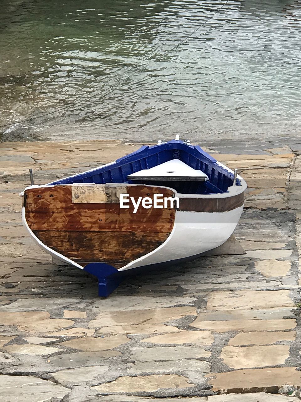 CLOSE-UP OF BOAT MOORED AT SHORE