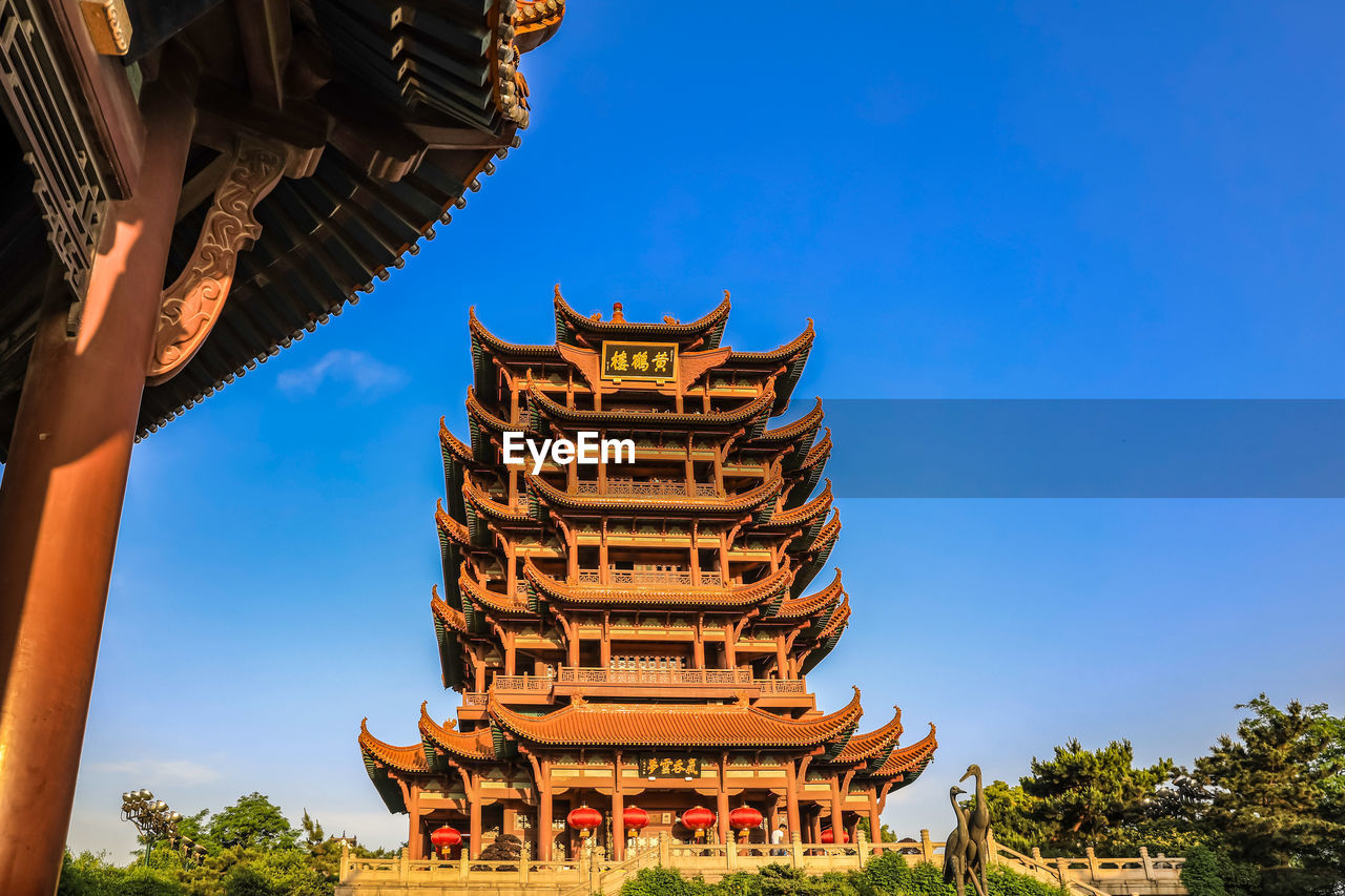 LOW ANGLE VIEW OF BUILDING AGAINST BLUE SKY