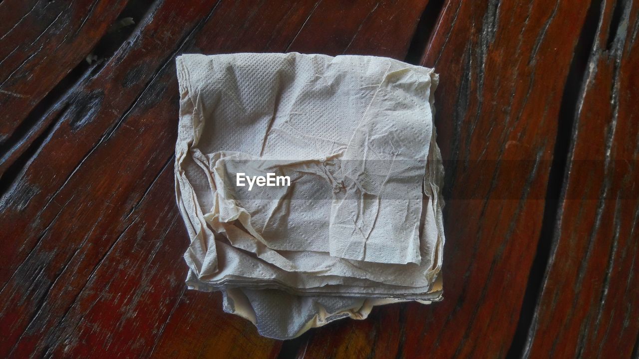 HIGH ANGLE VIEW OF WHITE CURTAIN ON TABLE