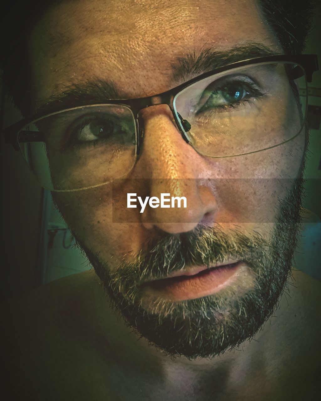 CLOSE-UP PORTRAIT OF YOUNG MAN WITH EYEGLASSES