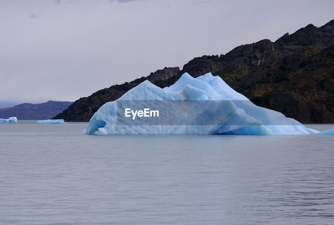 Scenic view of glaciers against cloudy sky, patagonia argentina