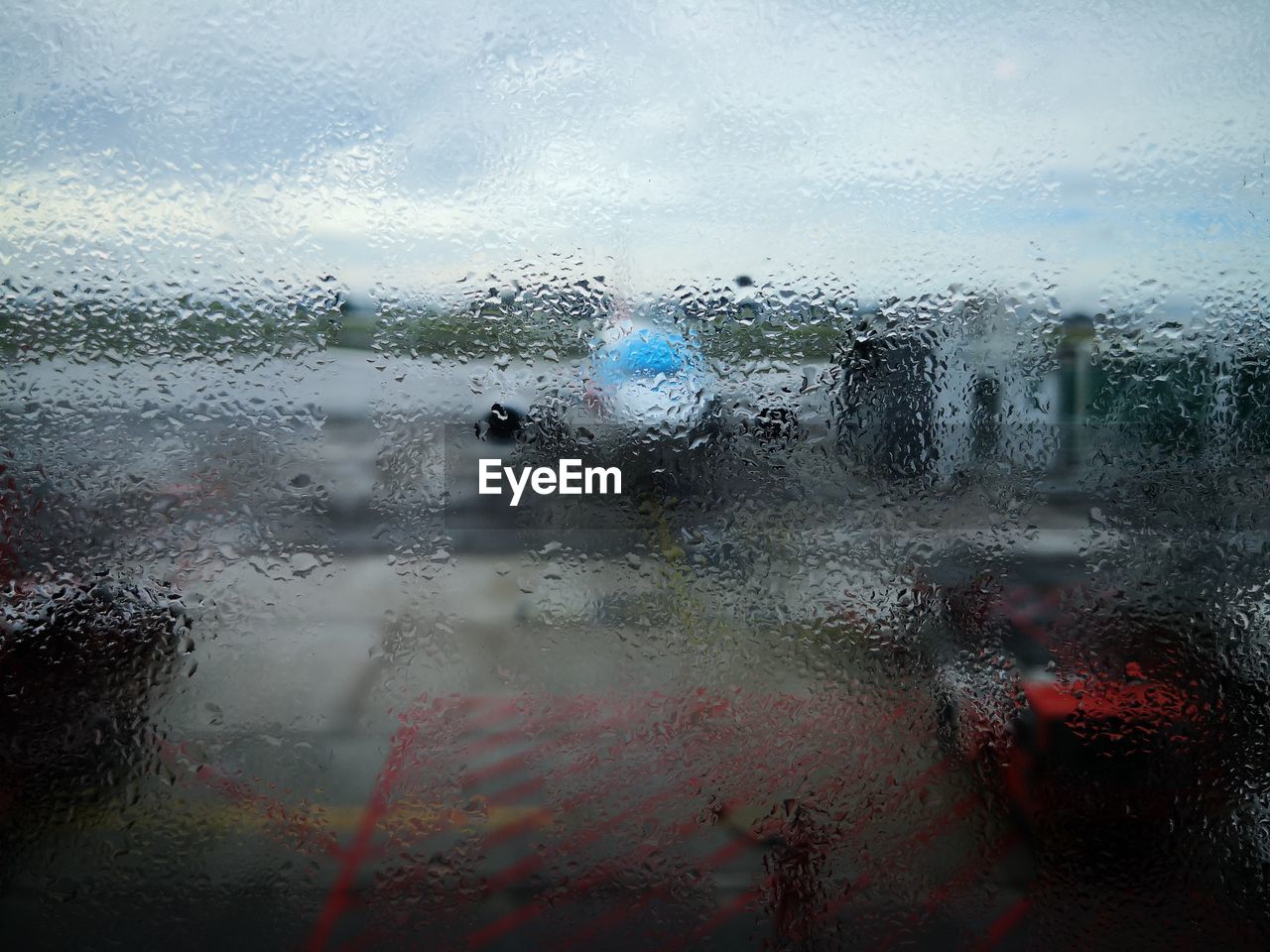 FULL FRAME SHOT OF WET WINDOW GLASS