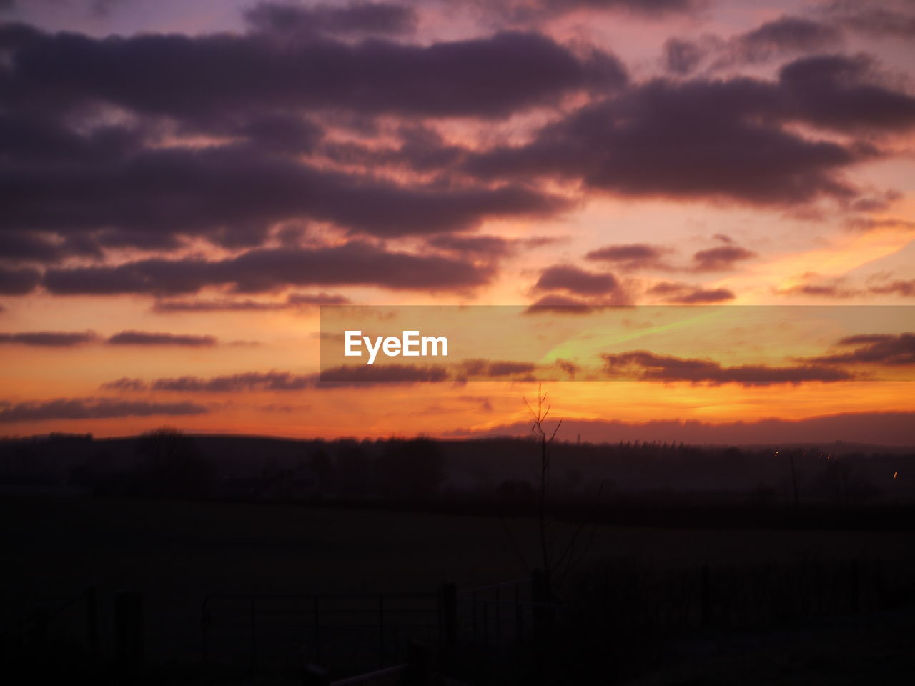 SCENIC VIEW OF LANDSCAPE AT SUNSET