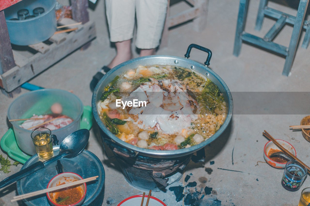 HIGH ANGLE VIEW OF FOOD IN KITCHEN