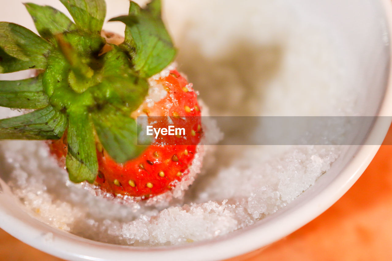 CLOSE-UP OF STRAWBERRIES IN BOWL