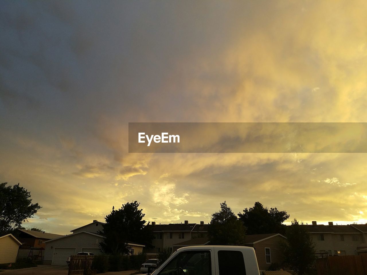 LOW ANGLE VIEW OF BUILT STRUCTURE AGAINST CLOUDY SKY