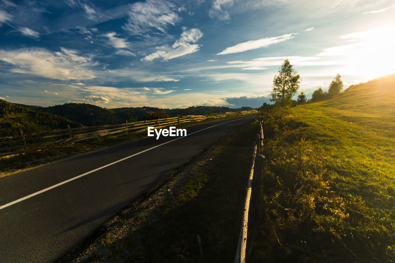 VIEW OF EMPTY ROAD ALONG LANDSCAPE