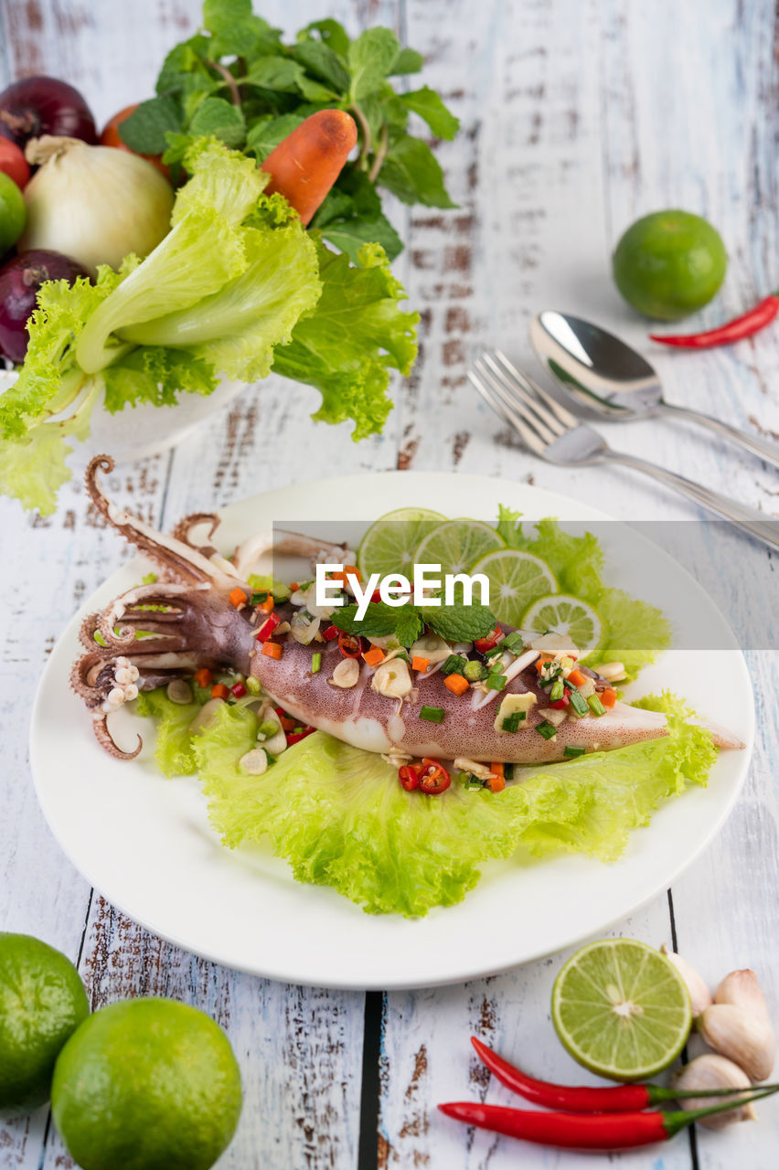 HIGH ANGLE VIEW OF SALAD SERVED IN BOWL