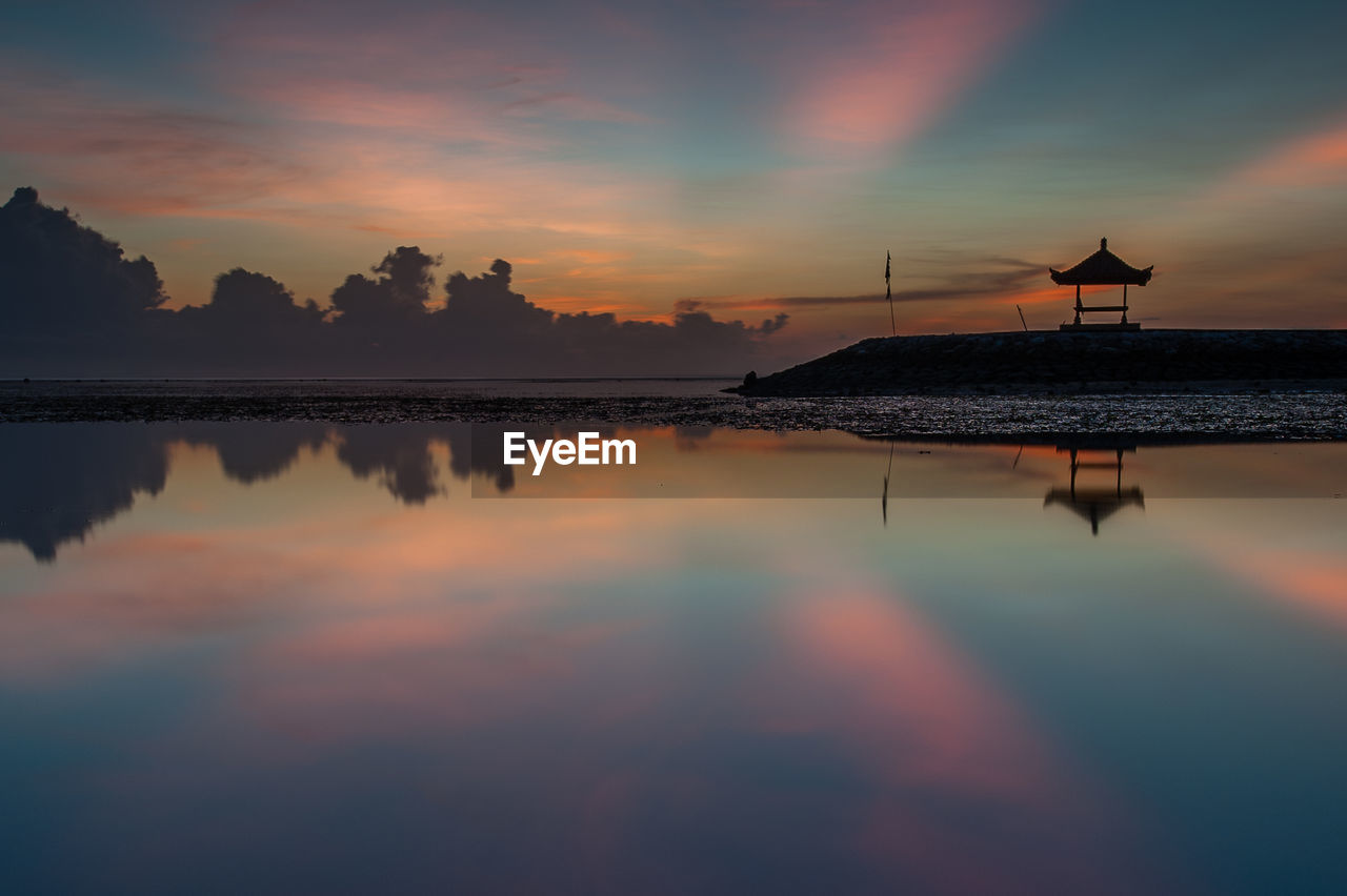 SCENIC VIEW OF LAKE AGAINST SKY AT SUNSET