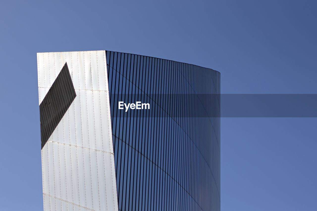 LOW ANGLE VIEW OF BUILDING AGAINST CLEAR SKY