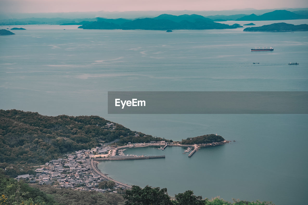 HIGH ANGLE VIEW OF BOATS IN BAY