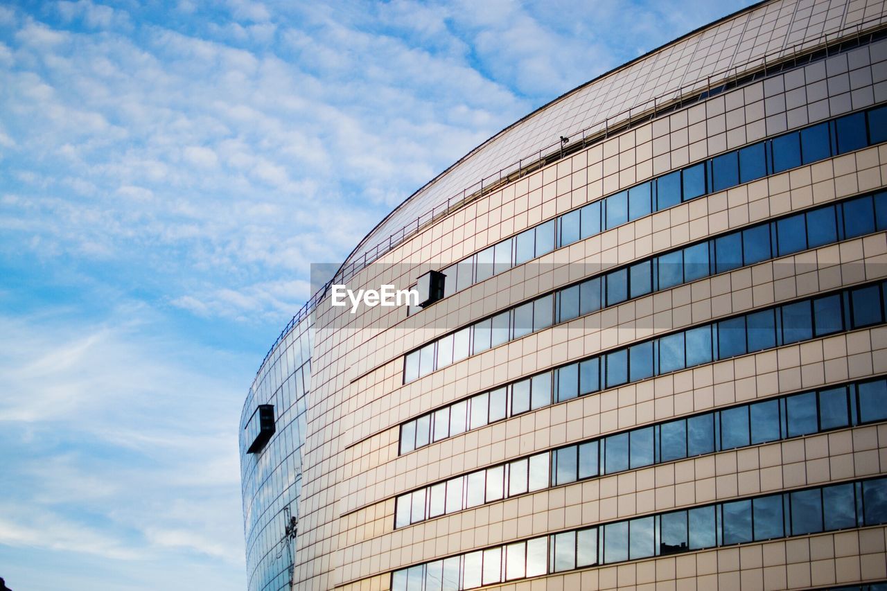 LOW ANGLE VIEW OF MODERN BUILDING