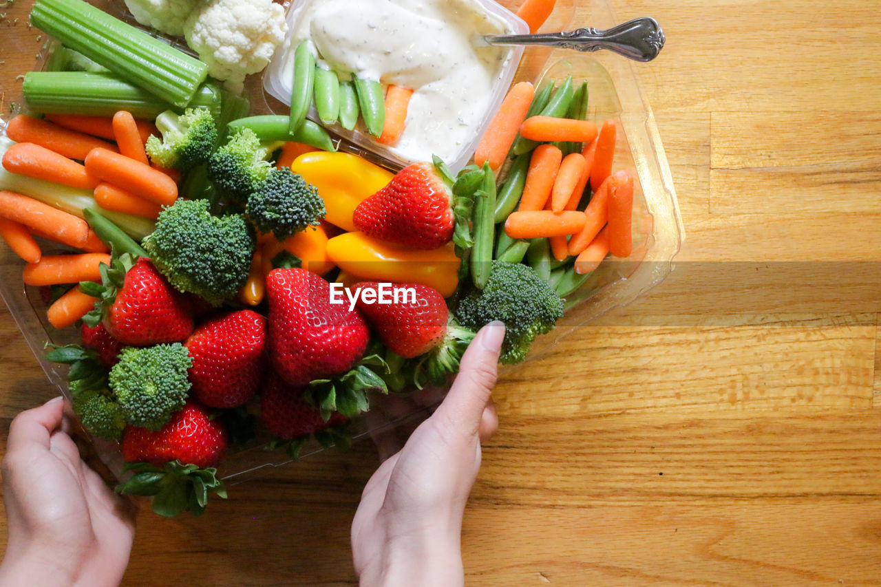 HIGH ANGLE VIEW OF HAND HOLDING FRUITS