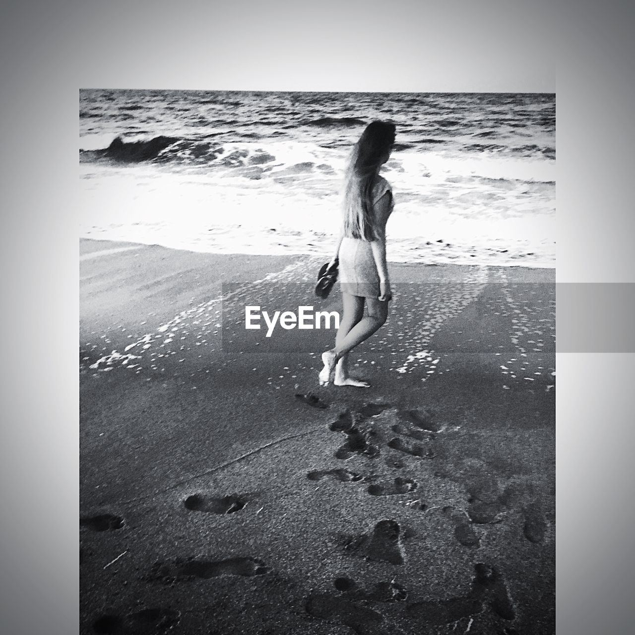 FULL LENGTH OF GIRL STANDING ON BEACH