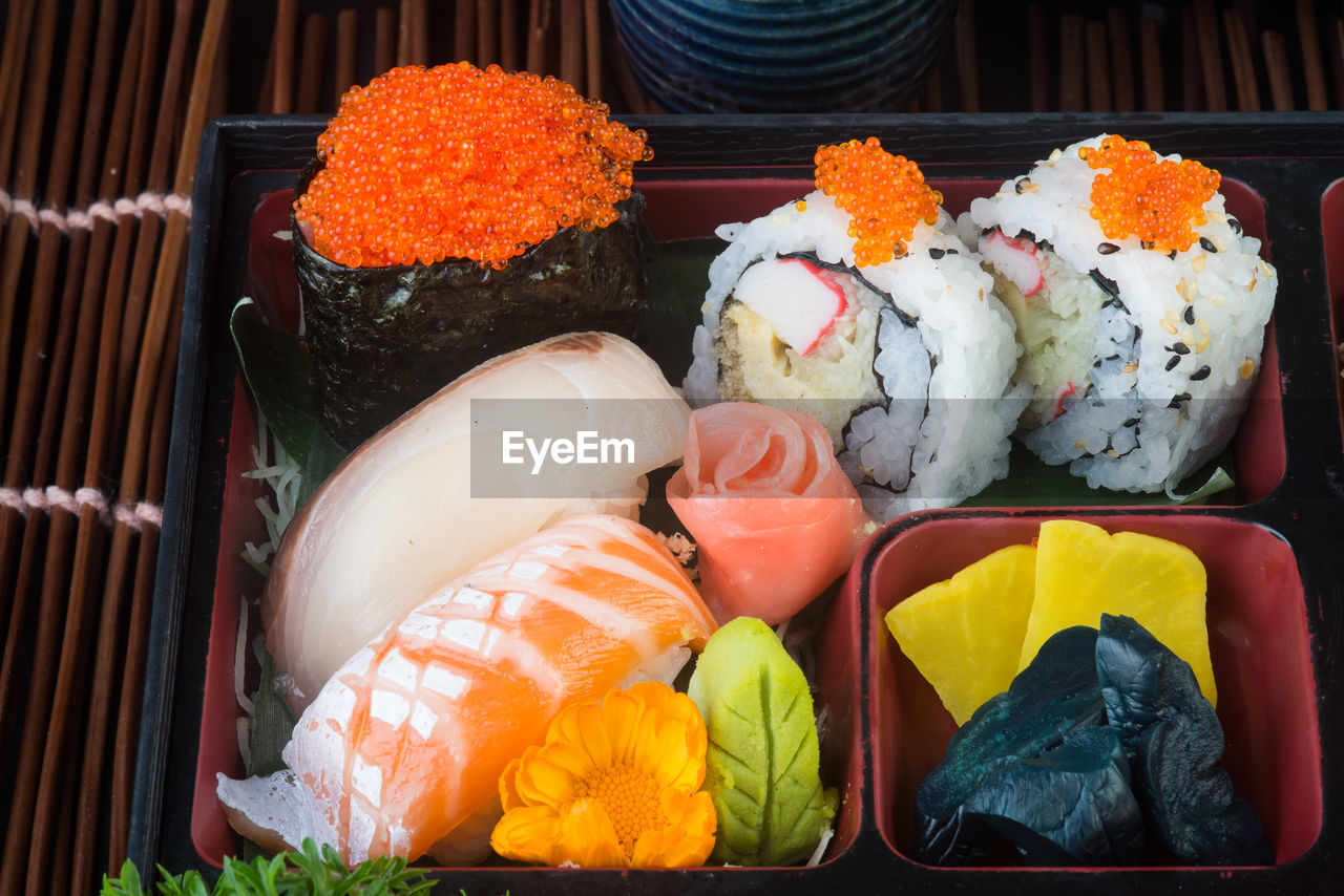 HIGH ANGLE VIEW OF SUSHI IN CONTAINER