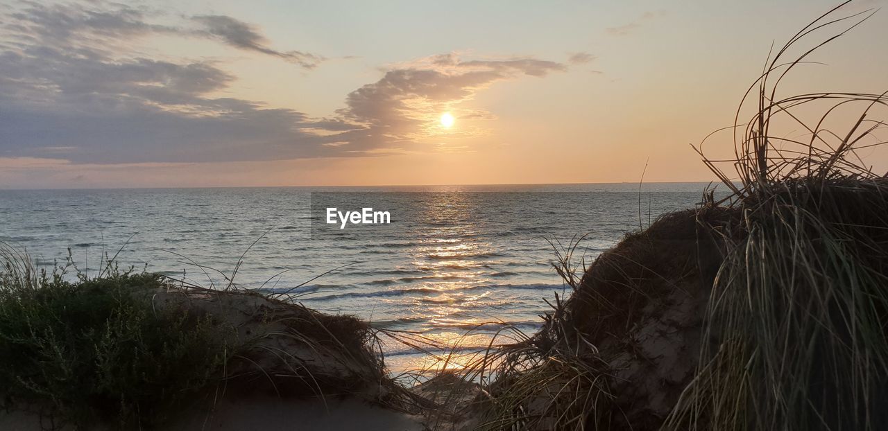 SCENIC VIEW OF SEA AGAINST SUNSET SKY