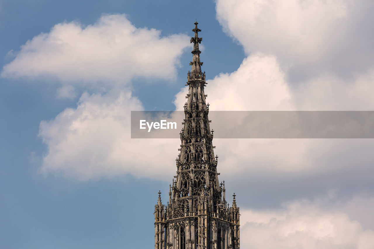 LOW ANGLE VIEW OF COMMUNICATIONS TOWER AGAINST SKY IN CITY