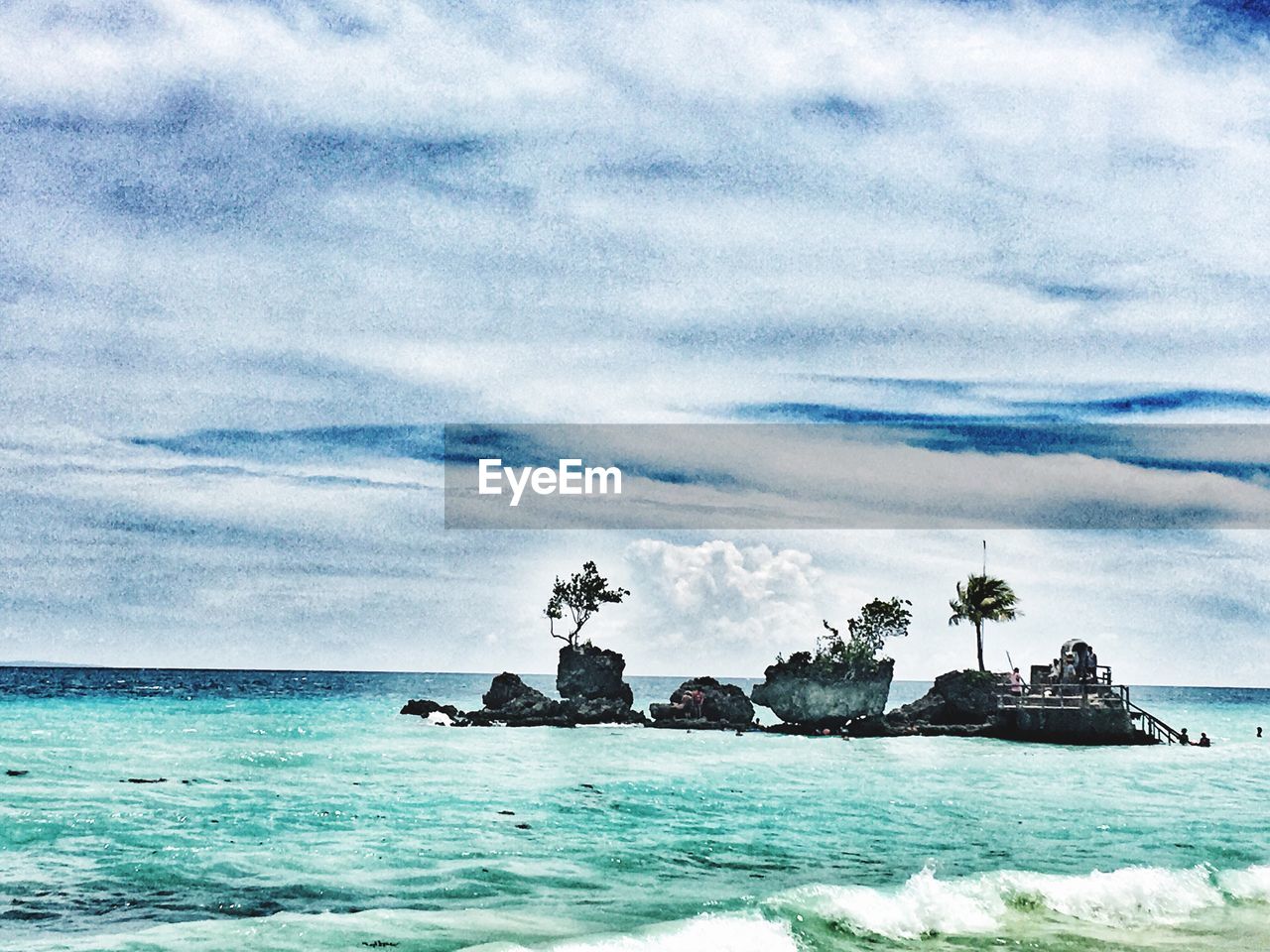 SCENIC VIEW OF SEA AND SHORE AGAINST SKY