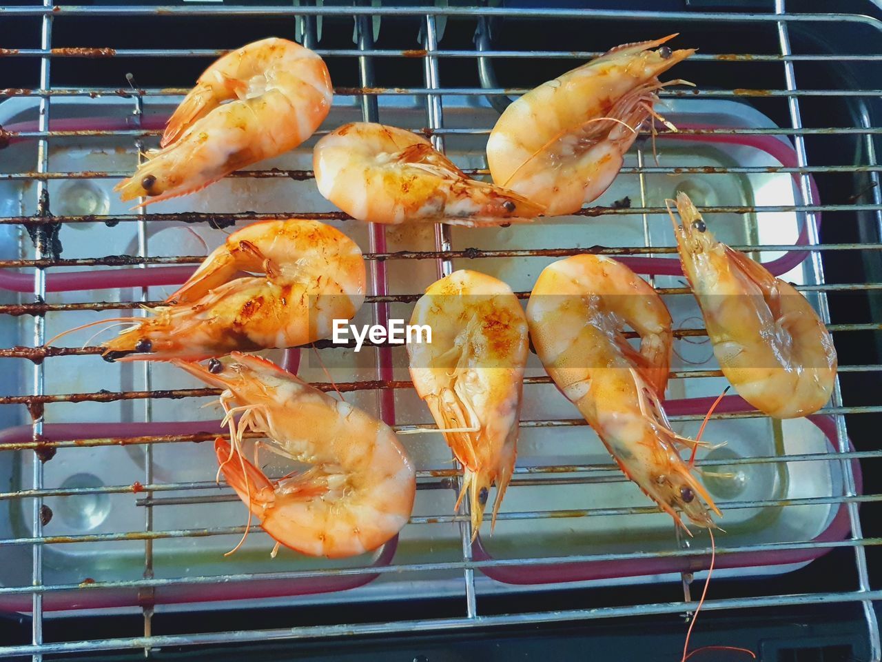 HIGH ANGLE VIEW OF SEAFOOD ON BARBECUE GRILL