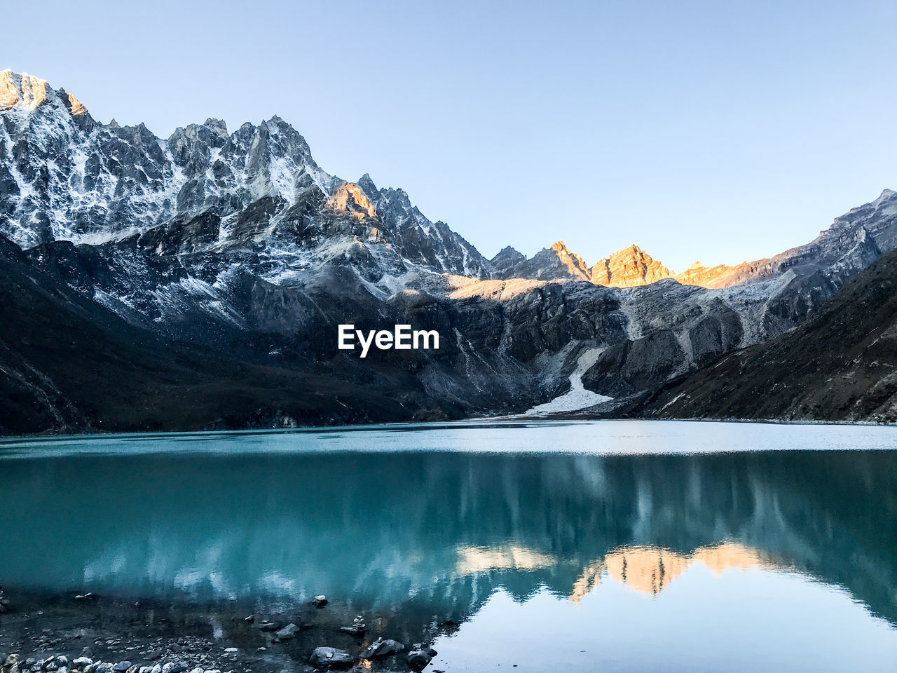 SCENIC VIEW OF LAKE BY MOUNTAINS AGAINST SKY