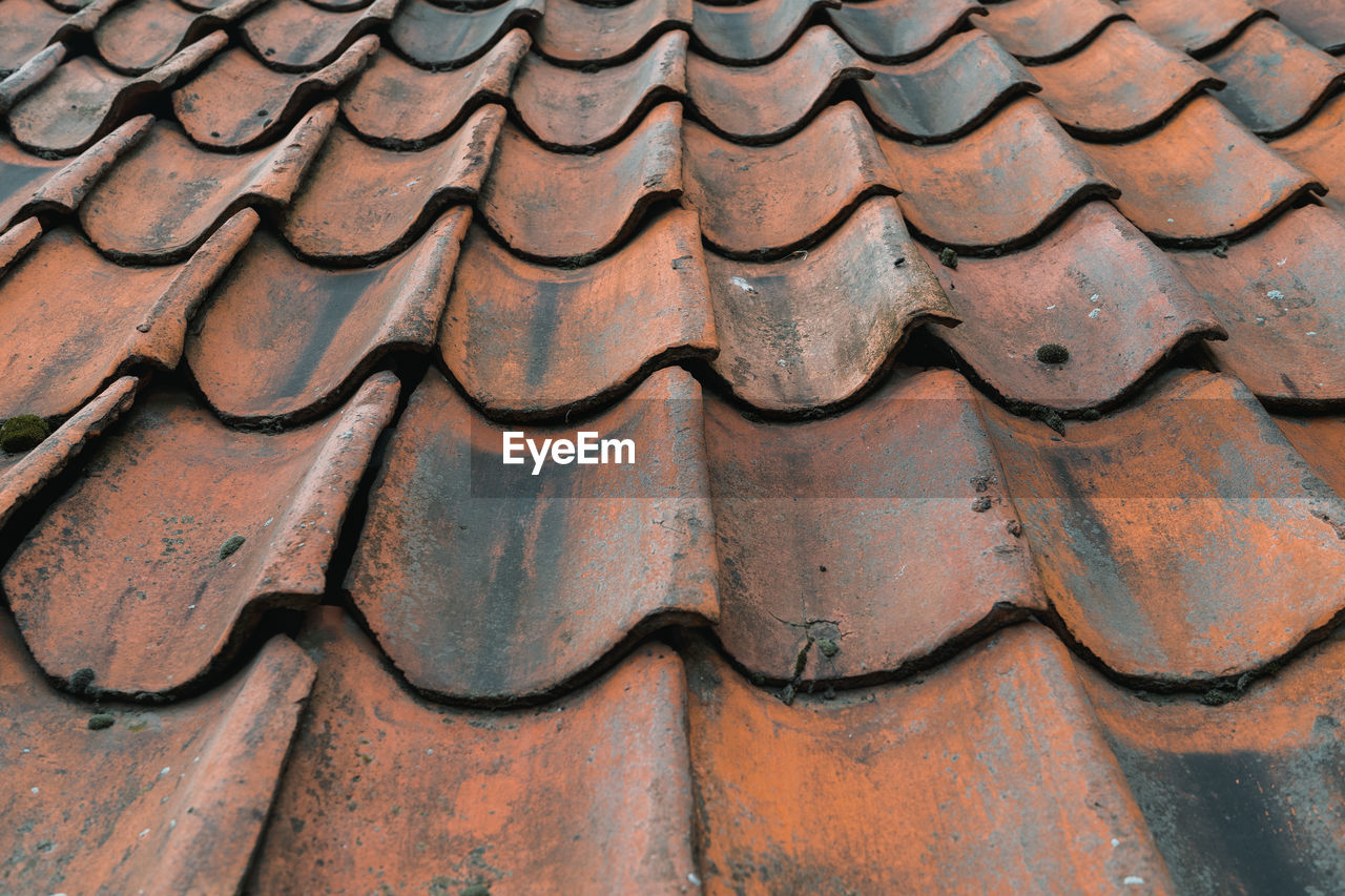 FULL FRAME SHOT OF OLD ROOF