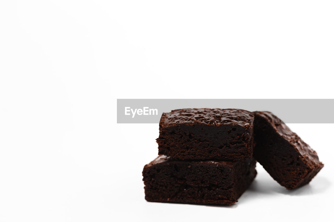 CLOSE-UP OF CHOCOLATE CAKE OVER WHITE BACKGROUND