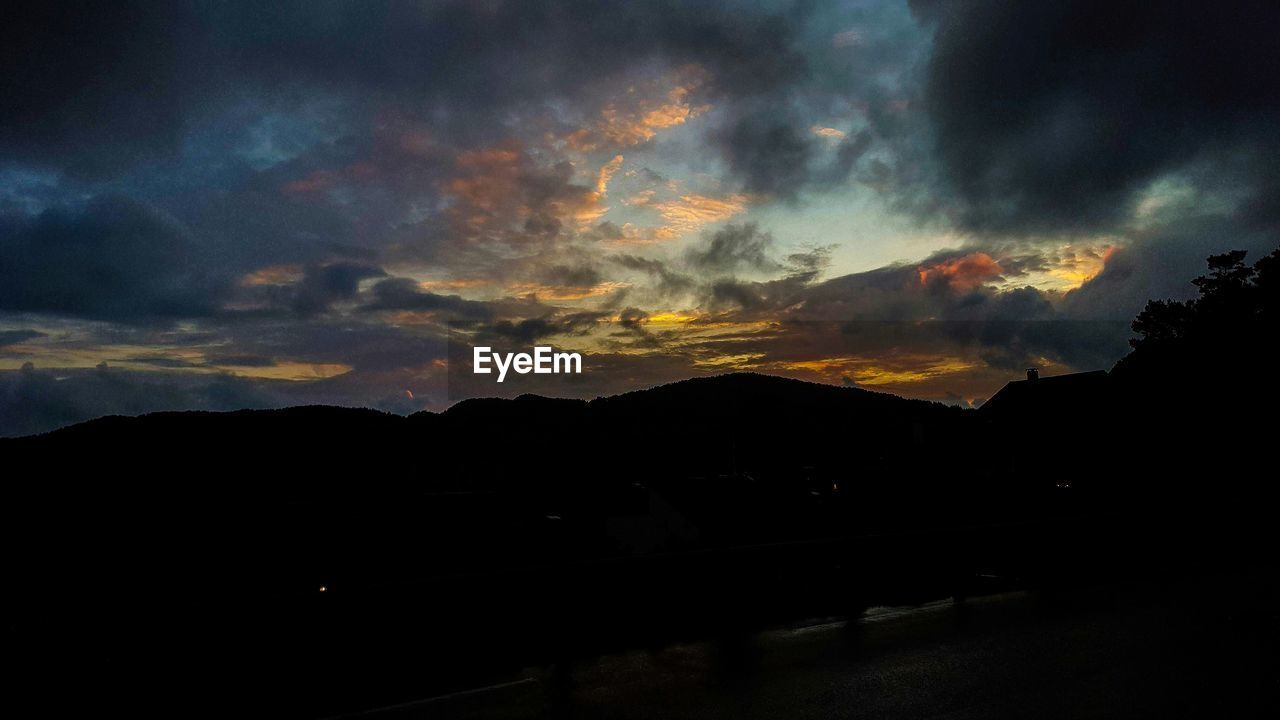 SCENIC VIEW OF LANDSCAPE AGAINST CLOUDY SKY