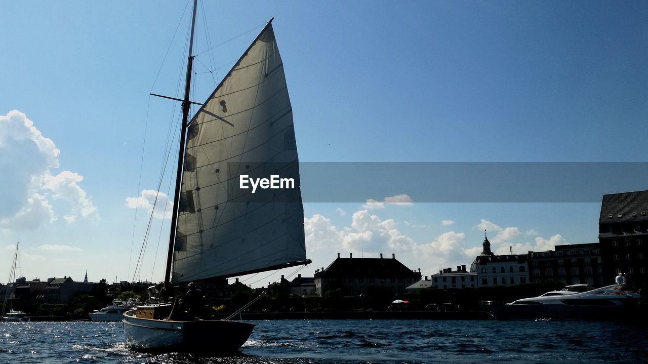 SAILBOAT IN SEA AGAINST SKY